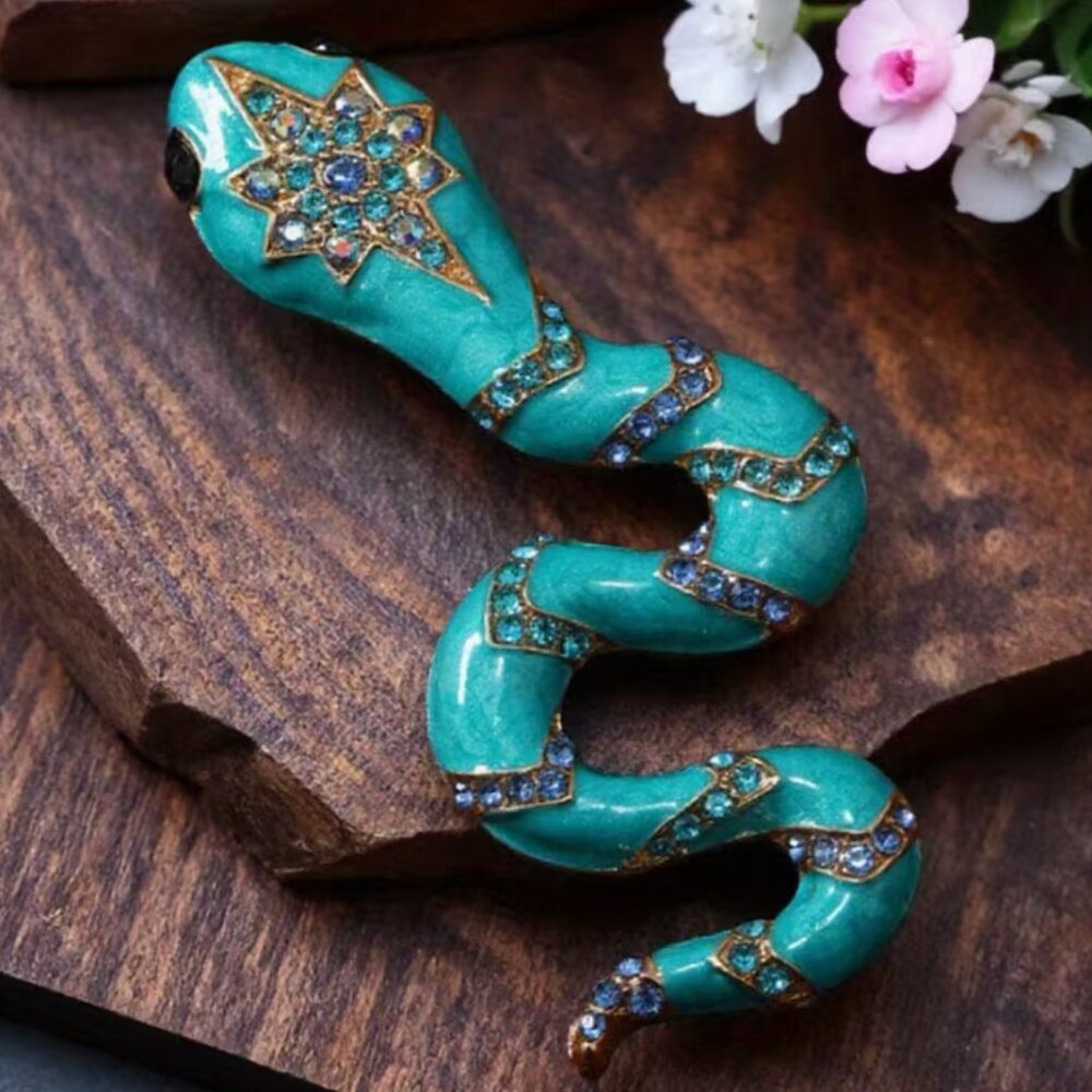 BOUTIQUE NEW SNAKE BROOCH